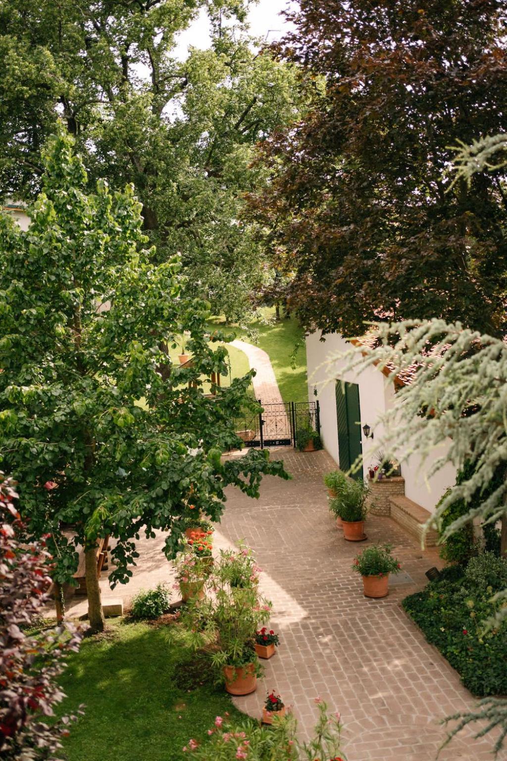 Hotel-Restaurant-Vinothek Felix Sommer Auersthal Exterior foto