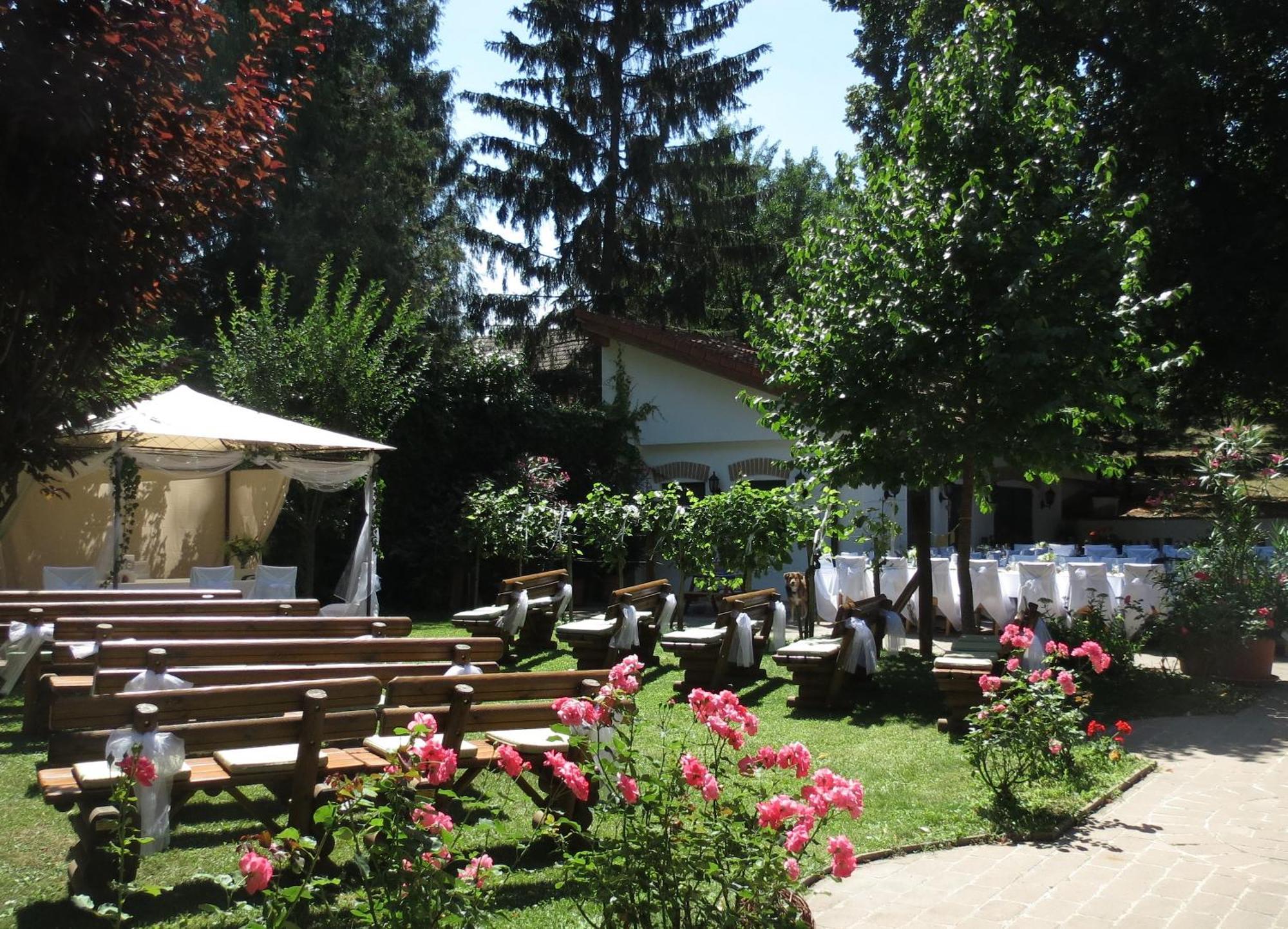 Hotel-Restaurant-Vinothek Felix Sommer Auersthal Exterior foto