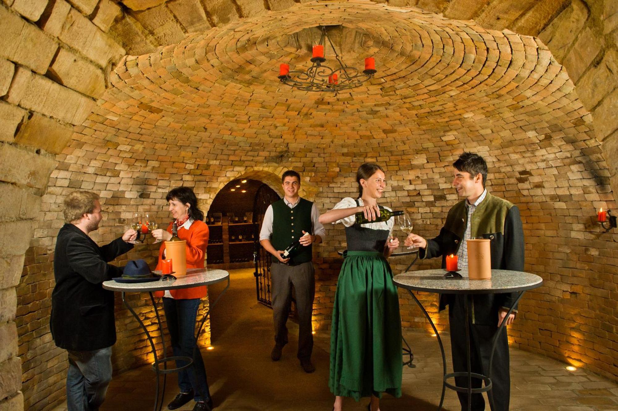 Hotel-Restaurant-Vinothek Felix Sommer Auersthal Exterior foto