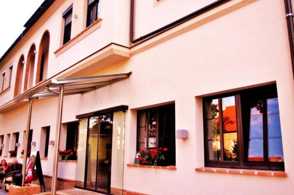 Hotel-Restaurant-Vinothek Felix Sommer Auersthal Exterior foto